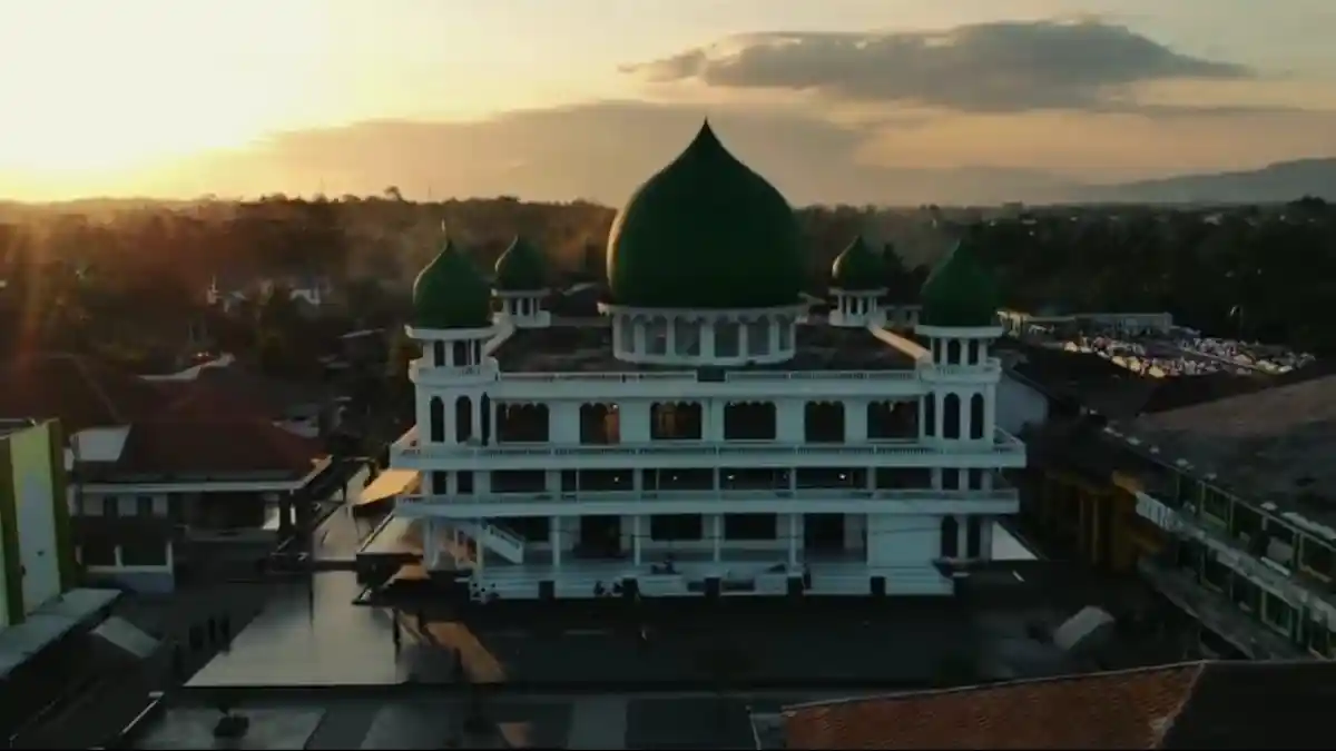 Masjid Miftahul Huda: Tempat Ibadah yang Menyatu dengan Kehidupan Warga Cilacap